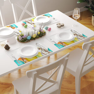 stół nakryty kilkoma podkładkami w rzędzie z widocznym kolorowym motywem pisanek i baziek