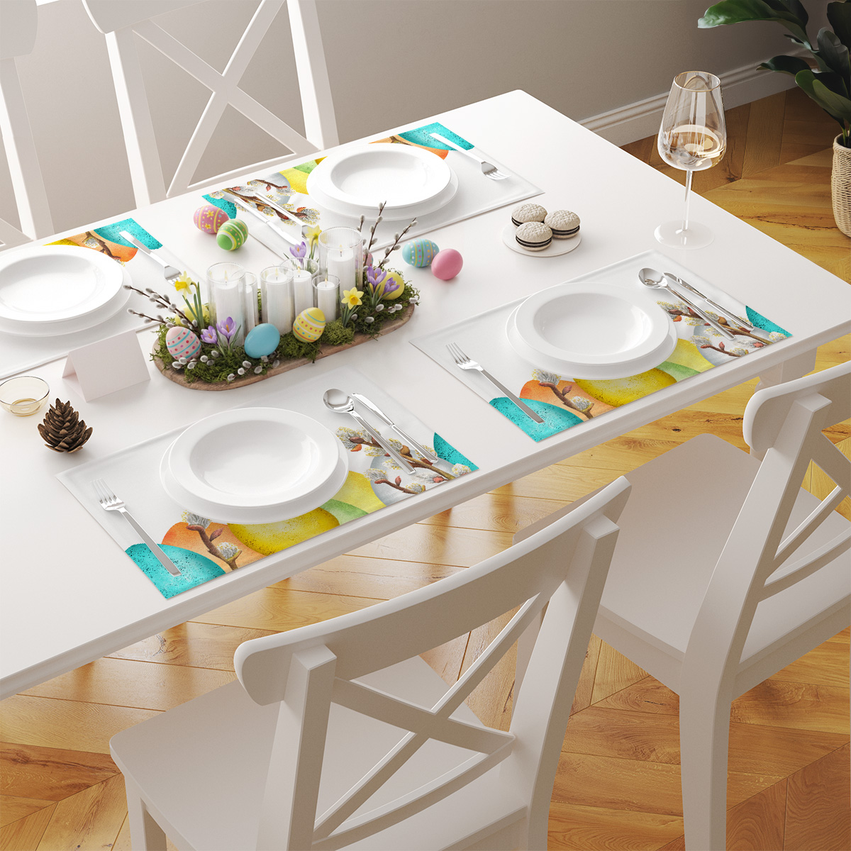 stół nakryty kilkoma podkładkami w rzędzie z widocznym kolorowym motywem pisanek i baziek