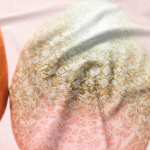 Detal nadruku centralnej pisanki z delikatnym kwiatowym wzorem i pastelową tonacją