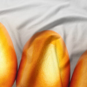 Zbliżenie na połyskujący nadruk złotego jajka i fakturę tkaniny