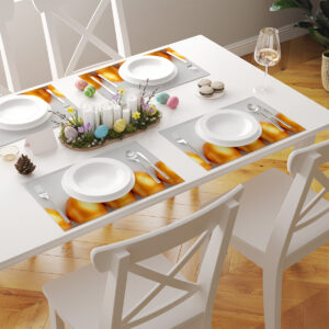 Stół jadalniany z kilkoma podkładkami w komplecie tworzącymi świąteczną kompozycję
