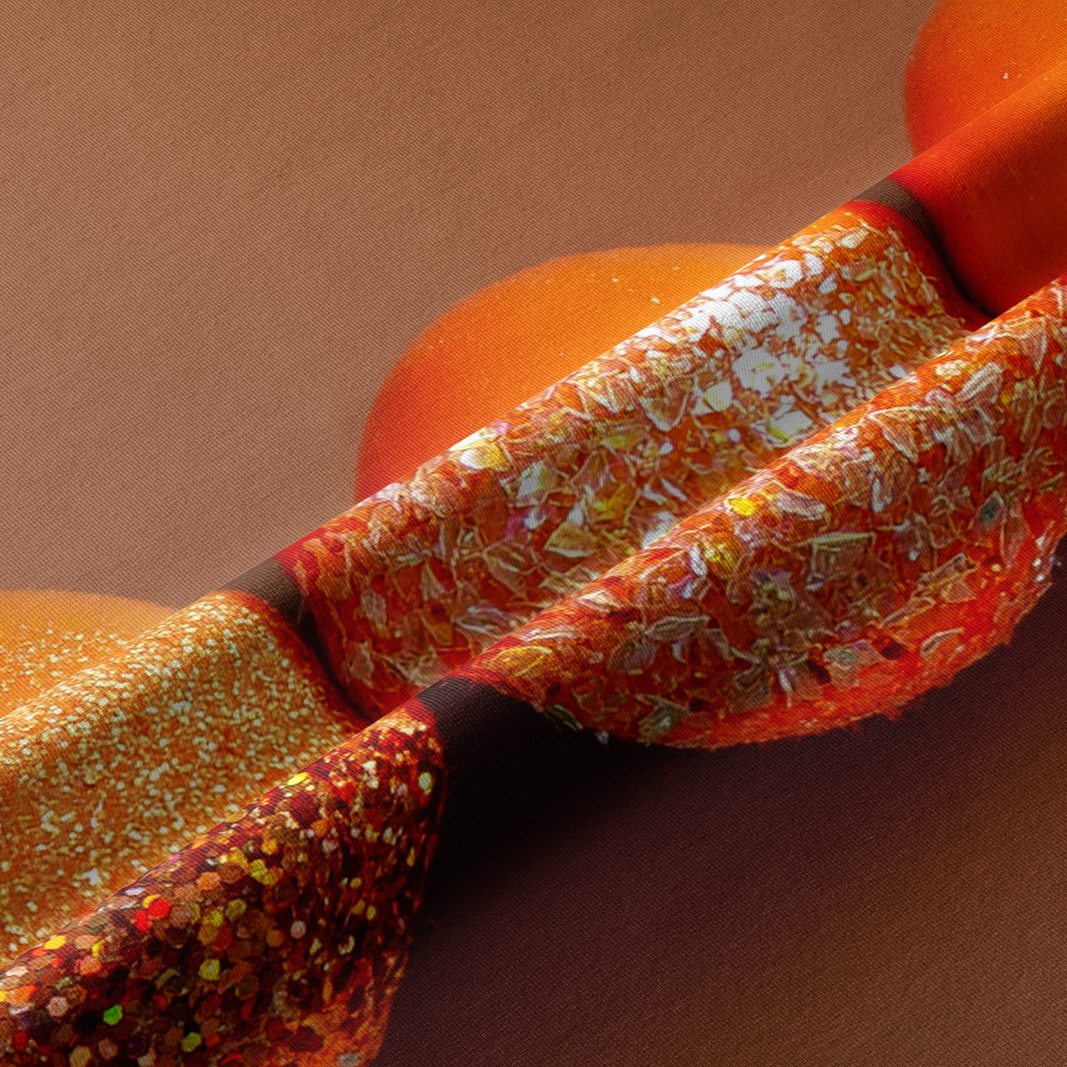 Zbliżenie na teksturę tkaniny i detal pisanek z brokatowym efektem i malarskimi akcentami