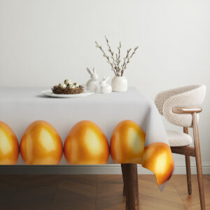 Aranżacja stołu z obrusem, minimalistycznymi dekoracjami i koszyczkiem z jajkami