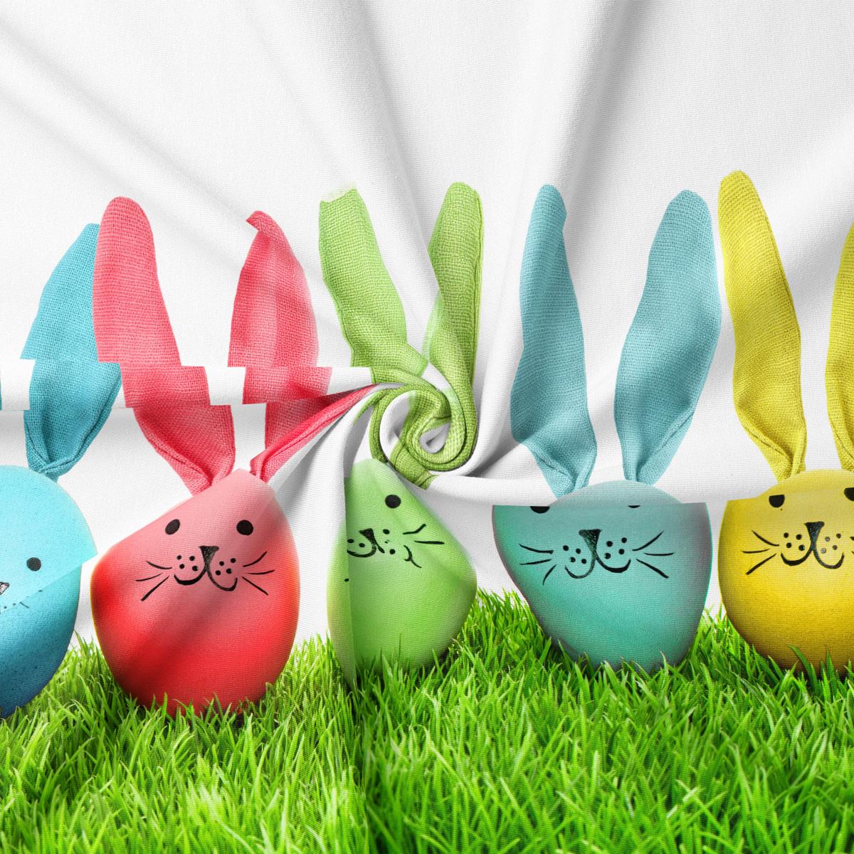 Zbliżenie na fakturę tkaniny i szczegóły nadruku z kolorowymi zajączkami i trawiastym motywem