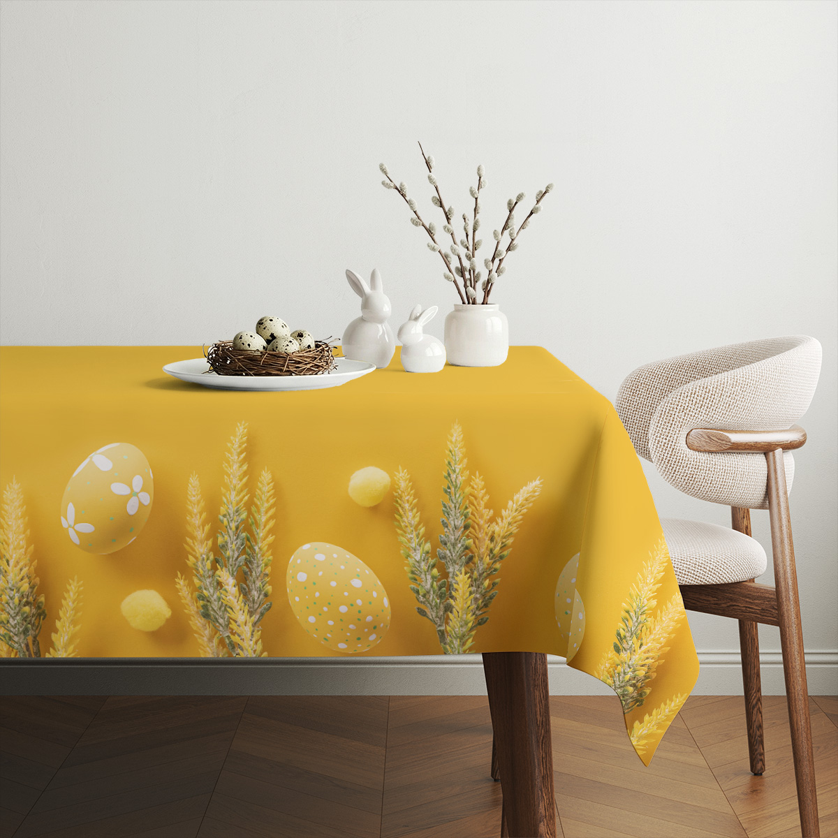 aranżacja stołu z żółtym obrusem, białą zastawą, gałązkami bazi i naturalnymi dodatkami