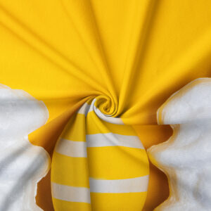 Zbliżenie materiału i nadruku pokazujące detal pisanek w paski oraz fakturę tkaniny