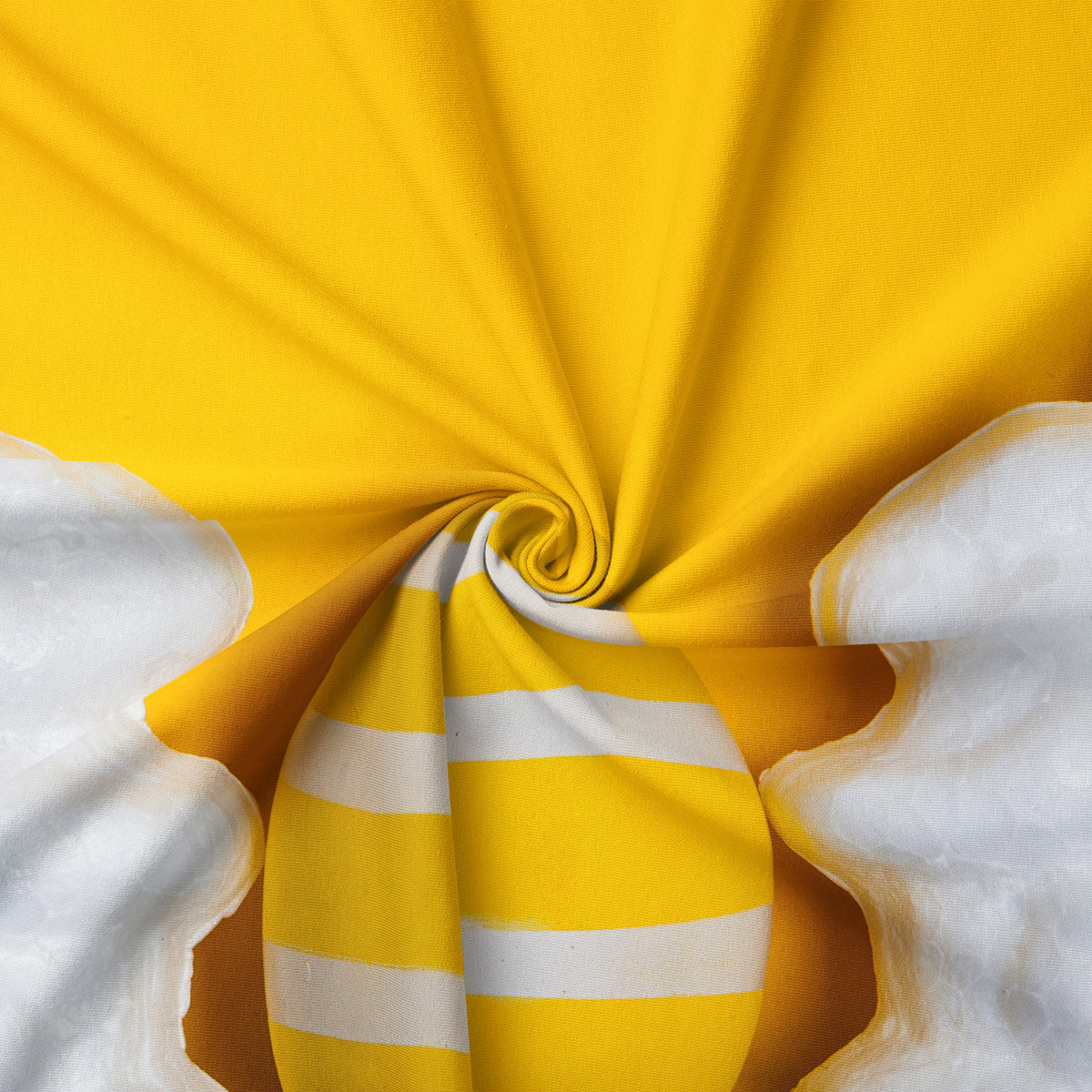 Zbliżenie materiału i nadruku pokazujące detal pisanek w paski oraz fakturę tkaniny