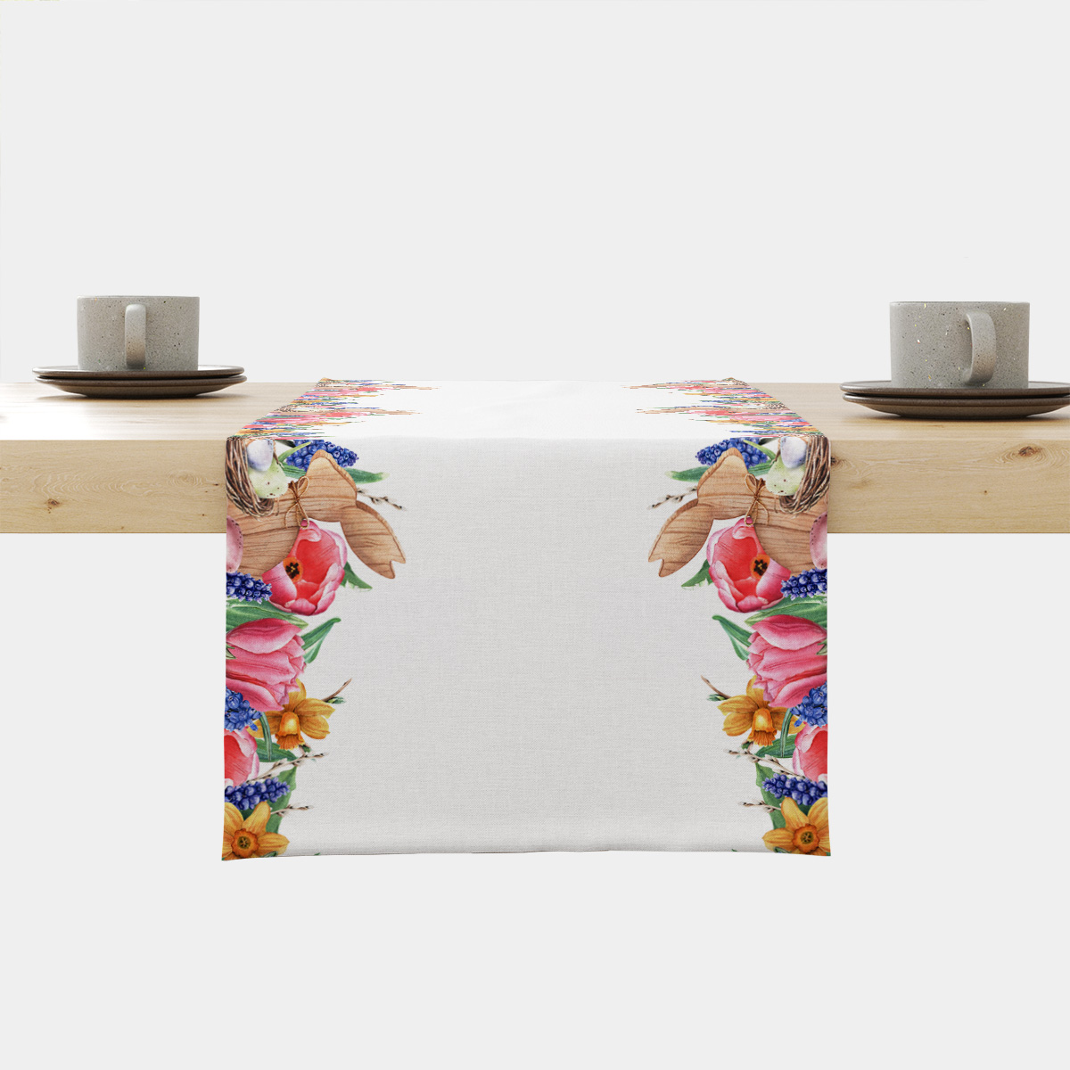 Bieżnik z motywem zajączków i wiosennych kwiatów rozłożony na stole, widok główny z jasnym środkiem