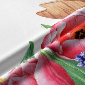 Zbliżenie na fakturę tkaniny i akwarelowy detal różowego tulipana z zielonymi liśćmi