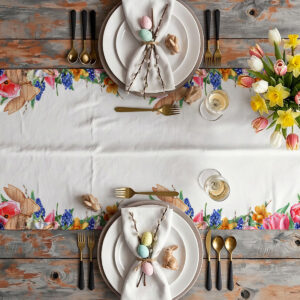 Aranżacja stołu z zastawą, serwetkami i wiosennymi dekoracjami pokazująca bieżnik w użyciu