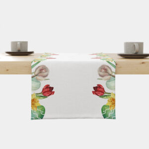 Bieżnik ułożony na drewnianym stole z widocznym brzegiem ozdobionym tulipanami i kolorowymi pisankami