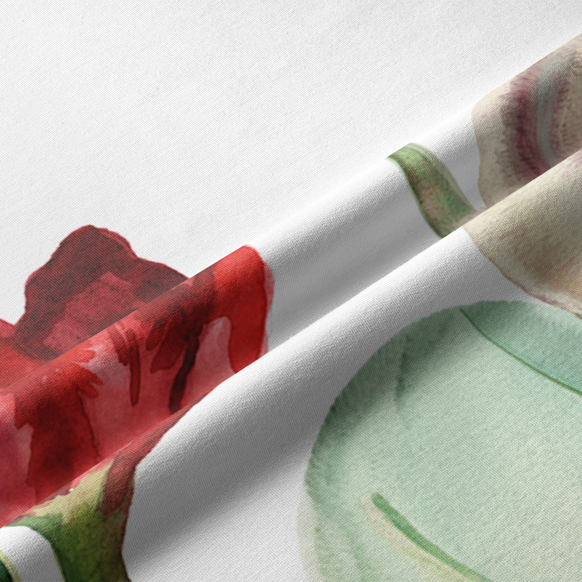 Zbliżenie tkaniny pokazujące akwarelowy nadruk czerwonych tulipanów i zielonych dekoracyjnych elementów