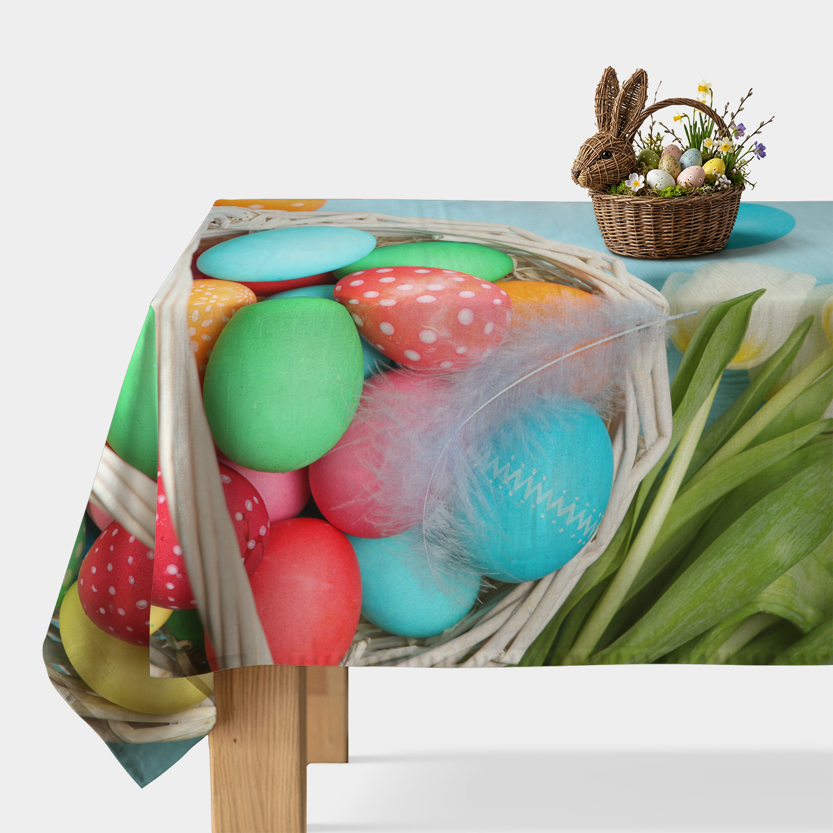 Obrus z motywem koszyka pełnego kolorowych jajek i tulipanów, widok główny stołu