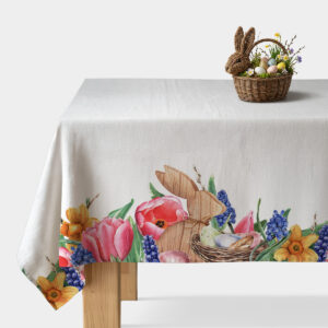Obrus z białym tłem i kolorowym brzegiem z drewnianym zającem, tulipanami i gniazdem z pisankami