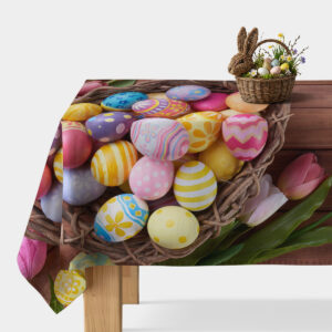 obrus z nadrukiem koszyka pełnego kolorowych pisanek i tulipanów na drewnianym stole, ujęcie główne