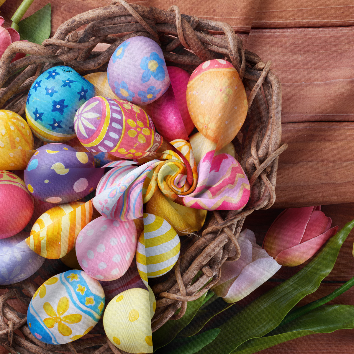 zbliżenie na nadruk z malowanymi pisankami w wiklinowym koszyku i skręconą tkaniną ujawniającą detal materiału