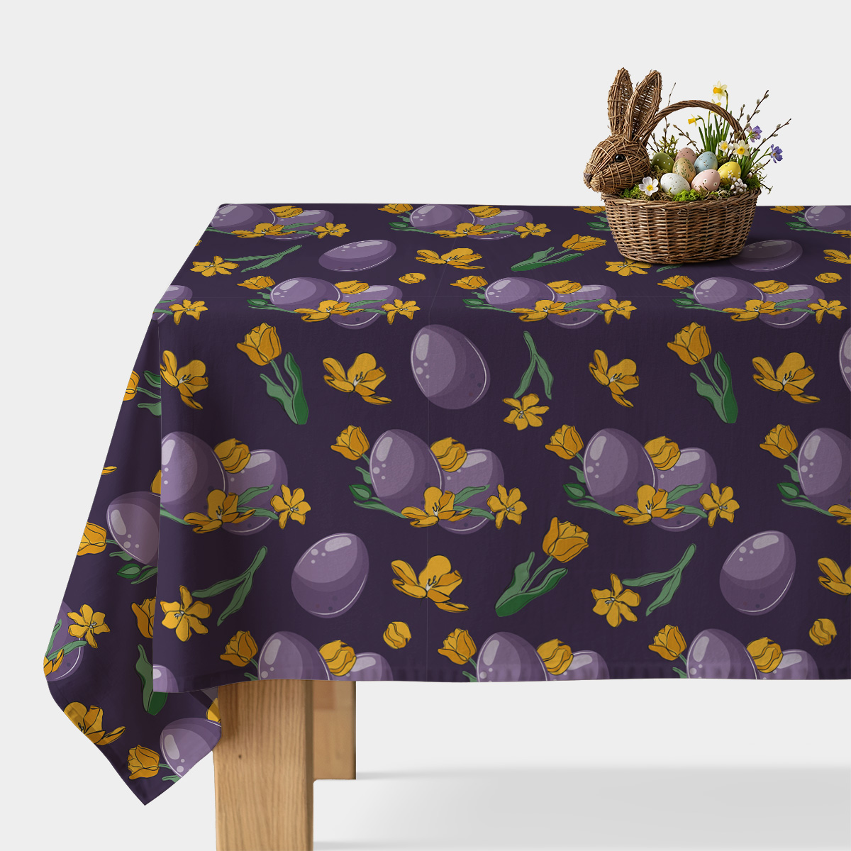 Główne ujęcie obrusa z motywem fioletowych pisanek i żółtych tulipanów na stole