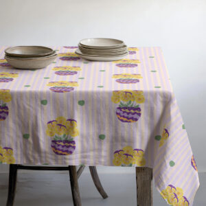 Róg obrusu pokazujący układ wzoru i detale nadruku przy nakrytym stole