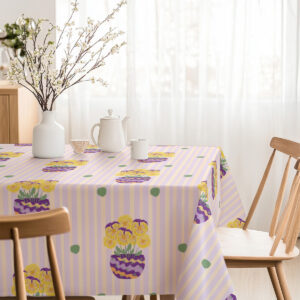 Widok stołu w jadalni z wiosennym obrusem i prostymi dodatkami dekoracyjnymi