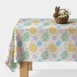 Obrus z motywem pastelowych pisanek i drobnych kwiatków na jasnym tle z koszykiem wielkanocnym