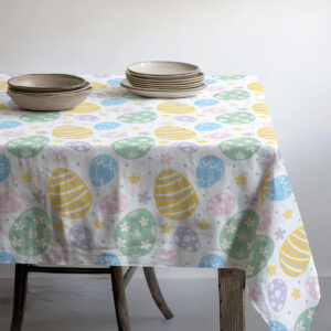 Widok stołu z talerzami ukazujący powtarzalny wzór pisanek i kwiatków