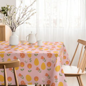 jasna kuchnia z obrusem w wiosenny wzór i wazonem z gałązkami na środku stołu