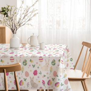 Jasna jadalnia z obrusem w wiosenne motywy, prezentacja w naturalnym świetle