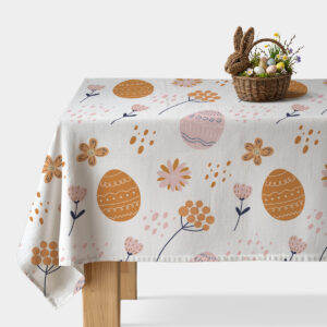 Obrus z motywem pisanek i kwiatów na białym tle z koszykiem wielkanocnym ujęcie ogólne