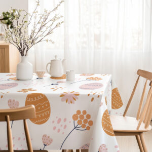 Stonowana jadalnia z nakrytym stołem, obrus z motywem pisanek i pastelowych kwiatów