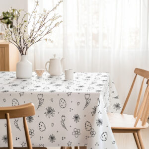 jasna jadalnia z obrusm w czarno-białe pisanki i kwiaty oraz wazonem z gałązkami, stylowa aranżacja świątecznego stołu