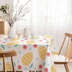 Jasna kuchnia z obrusie w motyw pisanek i kwiatów, stylowe dodatki i naturalne światło