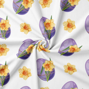 Zbliżenie na wzór fioletowych jajek i żółtych żonkili oraz widoczną fakturę tkaniny