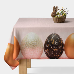 obrus na stole z dużym wzorem pisanek na pudrowym tle, ujęcie główne