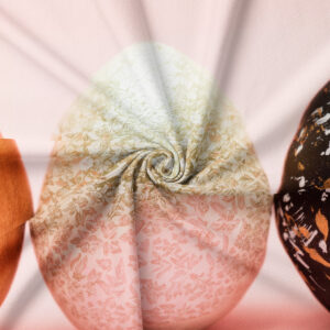 detal nadruku: kremowa pisanka z delikatnym, kwiatowym wzorem i pastelowym przejściem kolorów