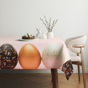 aranżacja świąteczna na obrusie z koszykiem pisanek i dekoracyjnymi zajączkami