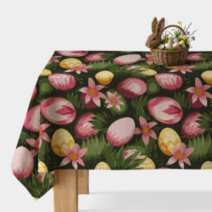 obrus z wzorem pisanek i różowych kwiatów na ciemnozielonym tle z koszykiem wielkanocnym na stole