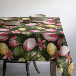 ułożone talerze i miski na stole pokrytym obrusm z pastelowymi pisankami i zielonymi akcentami