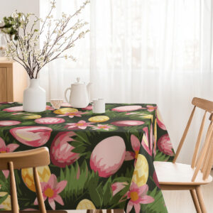 jasne wnętrze z wazą na stole, na którym rozciąga się obrus z motywem pisanek i kwiatów