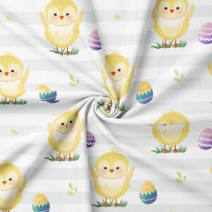 Zbliżenie na wzór z puchatymi żółtymi kurczaczkami i kolorowymi pisankami na jasnym pasowanym tle