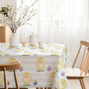 Jasne wnętrze z obrusem ozdobionym wiosennymi motywami oraz wazonem z kwiatami na stole