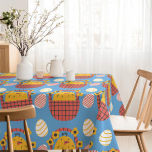 Kącik jadalniany z krzesłem, obrus z wesołym wzorem wielkanocnym dodaje koloru wnętrzu