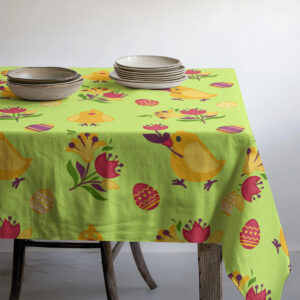 Ujęcie z talerzami i miskami ułożonymi na obruse z kolorowym wielkanocnym wzorem