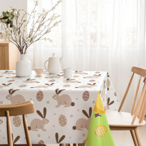 Wariant aranżacji pokazujący biały obrus z zajączkami obok fragmentu zielonego obrusu z pisankami