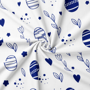 zbliżenie na wzór z granatowymi pisankami i delikatnymi listkami na tkaninie