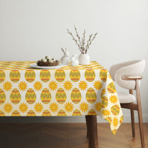 Aranżacja stołu z dekoracjami wielkanocnymi i obiadem na jasnym obrusie w wiosennym wnętrzu