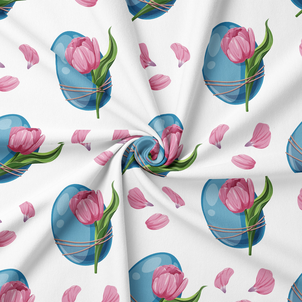 Zbliżenie tkaniny pokazujące pojedyncze niebieskie pisanki, różowe tulipany i rozsypane płatki na jasnym tle