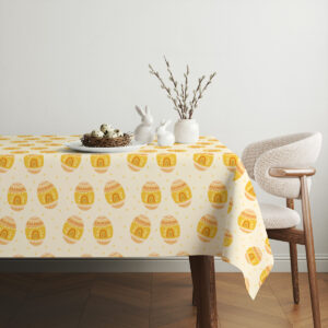 Aranżacja stołu z obrusem, ceramicznymi zajączkami i gniazdkiem z jajkami