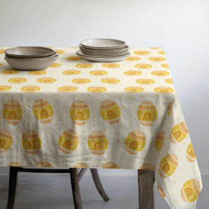Stół z nałożonymi talerzami i miskami na obrusie w żółte pisanki