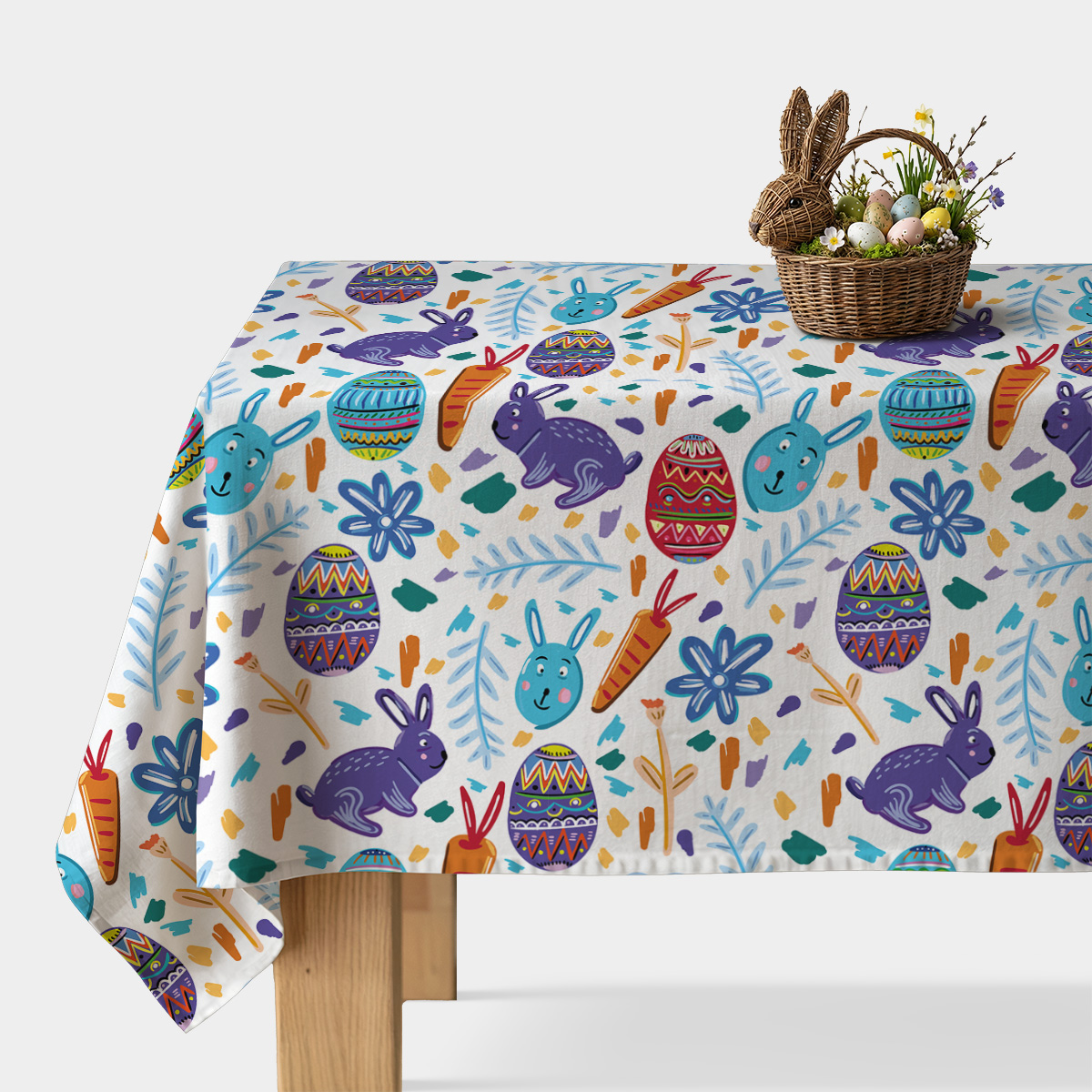 Obrus ze wzorem wielkanocnym z zającami, pisankami i marchewkami na stole