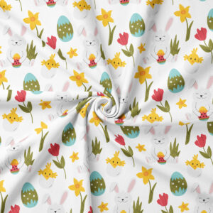 zbliżenie na tkaninę z motywem zajączka trzymającego pisankę oraz żółtego pisklaka